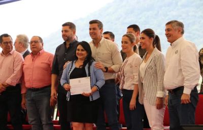 Entrega de aportes y becas