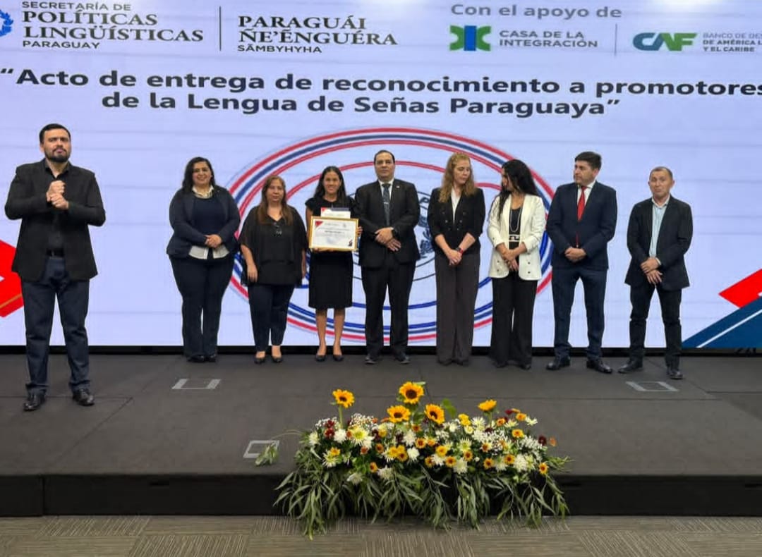 Funcionaria de SENADIS reconocida como promotora de la Lengua de Señas Paraguaya